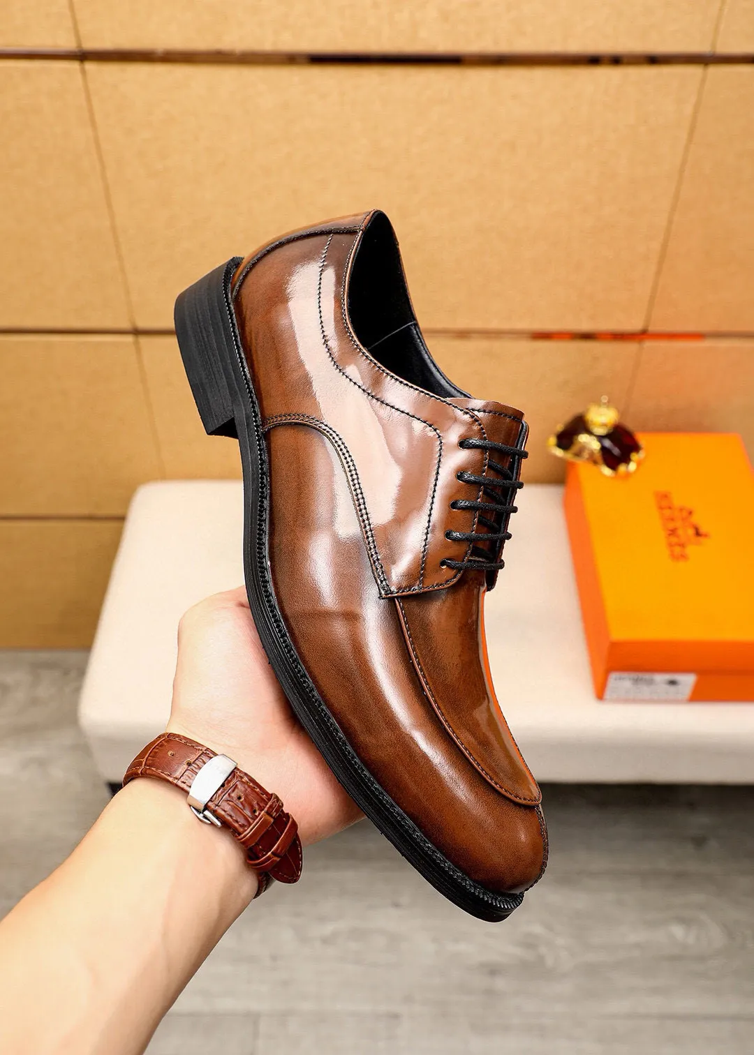 Men's shoes 💰460 💐 Product trademark: HERMES "Hermès" business leather shoes Regular size: 38-44 (45🉑️customized) Product materials: Selected imported first-layer open-edge beaded calfskin upper, imported water-dyed 🐂 cowhide lining. Strong three-dimensional visual effect, non-slip and wear-resistant combination outsole Color: 2⃣️colors available